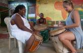 Tentando aprender o envolvente ritmo garifuna em Livingston, no litoral da Guatemala